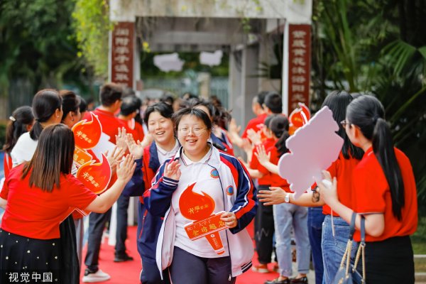 中国海警舰艇编队5月8日在我钓鱼岛领海巡航　　“华春莹给我印象很深，她性格安静，很斯文，对人很有礼貌，”南京大学退休教师金筑云接受采访时回忆说，任何时候看到华春莹，她总是安安静静的，穿戴很朴素，笑起来也很恬静。华春莹的大学同学、室友周丹丹则回忆说，华春莹是宿舍里的“老二”。“大家都喊她迎春花，因为她的名字倒过来正好是‘莹春华’嘛，而且她的生日正好在4月”。