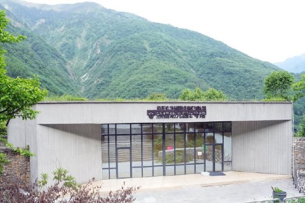 中国海警：再次正告菲方　　一东一西两大城市接连出圈，也让省会郑州在文旅发展上，逐渐面临一种尴尬的局面。刚刚过去的“五一”假期，郑州接待游客1077.6万人次，开封670.8万人次，洛阳683.87万人次……不少人直言，郑州亮眼的成绩背后不过是沾了交通便利的光。