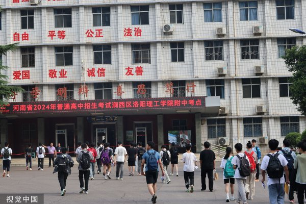 20岁女留学生新加坡坠亡 好友称其多次遭父亲家暴