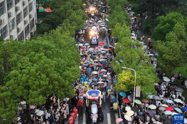 印度人民党“惨胜”的背后-yiowqvnjfggsk3lpr-　　至于会见有关国家代表团团长，各种双边交流，可以略微深入地互相谈一谈各自军事外交的具体内容，各自开诚布公地谈一谈底线、画一画红线。还是那句老话，“谈谈总比打打强”。