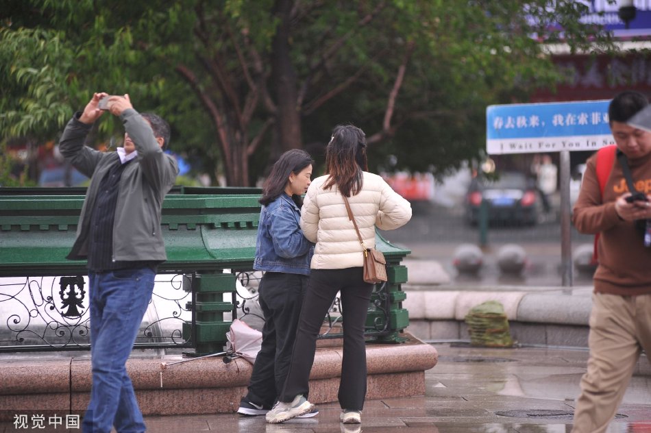 社保靠自己的网约车司机：收入下滑 也快不想交了　　不久前，《郑州市加快推进文旅文创高质量发展实施细则（试行）》（以下简称《细则》）印发，从创建国家级、省级文化旅游品牌，旅行社引客入郑，文化旅游新业态发展等方面进行扶持，包括对新成功创建国家级旅游度假区的主体一次性奖励最高可达500万元等。